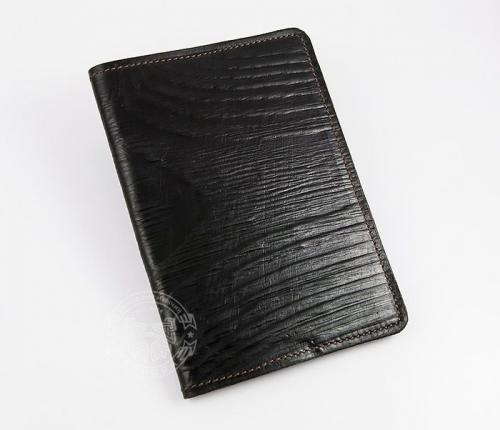 Обложка на паспорт из натуральной кожи с текстурой под дерево - Фабрика сумок «Борода Мастерская»